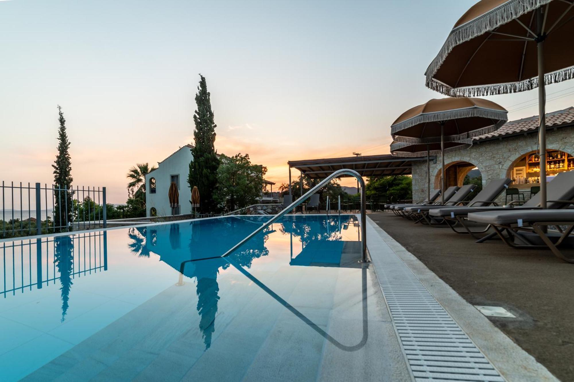Olympia Zervea Studios With Pool - Apartment Kardhamili Bagian luar foto