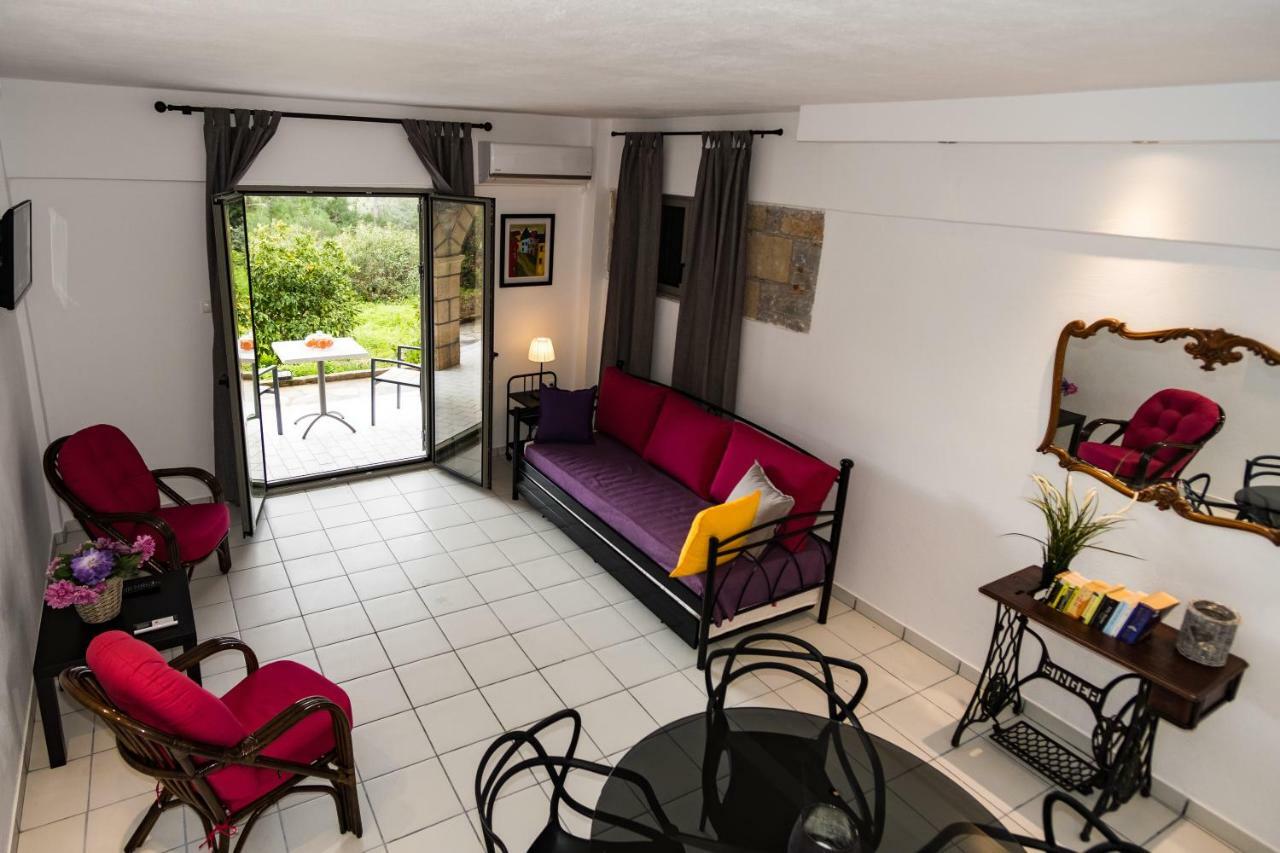 Olympia Zervea Studios With Pool - Apartment Kardhamili Bagian luar foto